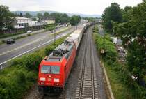 185 281-3 DB  kommt aus Richtung Koblenz mit einem langen LKW-Ambrogio-Zug aus Gallarate(I) nach Neuss(D) und fährt in Richtung Köln auf der rechten Rheinstrecke(KBS 465) bei Bad-Honnef am Rhein. 
Bei Regenwetter am Mittag vom 19.6.2015.