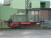 Orenstein & Koppel (O&K) 25992 im Jahre 2008 abgestellt in Wunstorf am Rande des Betriebshofes der Steinhuder Meer Bahn GmbH (StMB) gegenüber des ehemaligen Lagnese-Iglo-Werkes, zugänglich von der Schranke am Luther Weg. Die Lokomotive war 2006 von der GFL - Gesellschaft für Lagereibetriebe mbH aus Hamburg-Wandsbek gekommen, bei der StMB jedoch nur kurzzeitig im Einsatz. Von 1960-68 stand sie in Diensten der Benteler-Werke AG in Paderborn-Schloss Neuhaus.