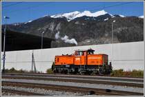 Vor der Kulisse des verschneiten Calanda rangiert Gm 4/4 241 in Untervaz-Trimmis. (09.04.2015)