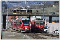 Die S1 1527 mit Allegra 3102 überholt in Untervaz-Trimmis den Valserwasserzug mit der Ge 4/4 II 626  Malans . (07.04.2015)