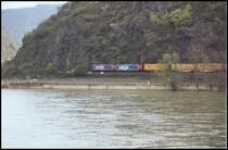 Zwei 482er von SBB Cargo bef�rdern den P&O Containerzug richtung K�ln. Hier kurz vor Kestert im Sommer 2006.