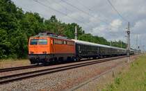 1142 635 bespannte am 20.06.15 einen Sonderzug aus dem polnischen Torun nach Stuttgart. Hier durcheilt der Classic-Courier Burgkemnitz Richtung Bitterfeld.