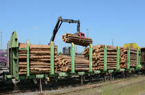 Holzverladung auf Rungenwagen im Bf Euskirchen - 15.05.2015