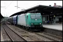 Der tägliche Kohlependel auf der Rollbahn. Hier durchfährt 185517 gerade am 24.06.2015 um 14.20 Uhr den Hauptbahnhof Osnabrück in Richtung Bremen.