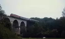 Im Rahmen einer Sonderfahrt über die Vennbahn überquert die V 200 033 im Frühjahr 1994 den Falkenbachviadukt über das Tal der Inde bei Kornelimünster