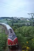 Bei Hallschlag legt die V 200 033 im Frühjahr 1994 auf der Vennquerbahn von Weywertz nach Jünkerath einen Fotohalt ein