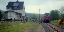 Bevor es über Jünkerath zurück nach Köln ging, konnten sich die Teilnehmer der Sonderfahrt über die Vennbahn im ehemaligen Bahnhof Stadtkyll noch einmal die Füsse vertreten (Frühjahr 1994)