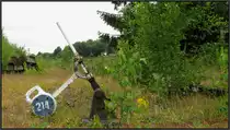 Dieser alte Weichenstellhebel fiel mir als  als Motiv ins Auge und wird so langsam von der Natur eingerahmt. Bahnhofsszenario aus Raeren in Belgien an der ehemaligen Vennbahn am 23.Juni 2015.