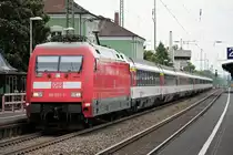 Einfahrt am 23.07.2014 von 101 027-1 mit dem EC 6 (Zürich HB/(Chur HB) - Hamburg Altona) in Müllheim (Baden).