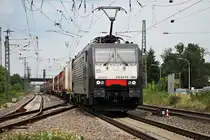 Durchfahrt von SBB Cargo ES 64 F4-083 mit einem Containerzug nach Italien in Müllheim (Baden). (23.07.2014)
