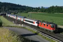 SBB: Re 4/4 II mit EW IV Steuerwagen, Doppelstockwagen und Domino geschleppt bei Langenthal am 24. Juni 2015.
Foto: Walter Ruetsch