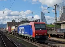 SBB: Güterzug mit 482 021-3 auf der Durchfahrt in Basel Badischer Bahnhof am 23. Juni 2015.
Foto: Walter Ruetsch