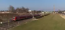 Der Bahnknoten Mehltheuer lag immer schon etwas abseits der Magistralen. Als ich 1992 dienstlich in Gera war wollte auch mal über Mehltheuer fahren, nur aus Neugier. Die Fahrt von Saarbrücken nach Gera hätte dann über 10 Stunden gedauert. So kam ich durch Ivie erst 20 Jahre später nach Mehltheuer. Bis auf die Verspargelung der Hauptstrecke Hof - Reichenbach hat sich hier in der  hintersten  Ecke von Sachsen nichts getan. Leider ist das Empfangsgebäude einige Monate nach unserem Besuch am 14.03.2014 abgerissen worden. 612 472 vorne und ein weiterer 612er sind als IRE Dresden - Nürnberg unterwegs. Obwohl nach Links die Mehlbahn über Zeulenroda nach Weida abzweigt, durchfährt der IRE ohne Halt den Bahnhof. Umsteigen nicht möglich, nur die Vogtlandbahn und sporadisch der Elster - Saale Express halten in Mehltheuer.  Bahnstrecke 6362 Leipzig - Hof