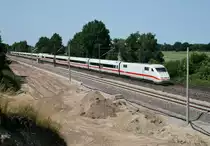 401 067 als ICE 881 (Hamburg-Altona–M�nchen Hbf) am 06.07.2013 zwischen Winsen (Luhe) und Radbruch; das neue 3. Gleis ist oberbautechnisch fertiggestellt, von der Oberleitung stehen erst die Masten.