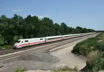 401 567 als ICE 881 (Hamburg-Altona–M�nchen Hbf) am 06.07.2013 zwischen Winsen (Luhe) und Radbruch; das neue 3. Gleis ist oberbautechnisch fertiggestellt, von der Oberleitung stehen erst die Masten.