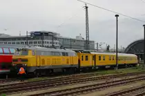 Sieht aus, als würde das Spitzensignal kontrolliert an DB 218 392 mit Schienenprüfzug 1 ( Netz-Instandhaltung und Fahrwegmessung ) ; Dresden Hbf. , 06.05.2015
