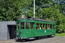 Be 2/2 215 wartet auf einer Extrafahrt in der Schlaufe beim Eglisee. Die Aufnahme stammt vom 17.06.2015.