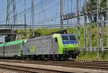 Re 485 019-4 durchfährt den Bahnhof Muttenz. Die Aufnahme stammt vom 17.06.2015.