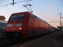 In der Abendd�mmerung steht am 04.02.07 die ehemalige THW-Werbelok, die BR 101 014-9, mit einem InterCity von Karlsruhe HBF nach N�rnberg HBF im Bahnhof Aalen. N�chster Halt: Ellwangen.