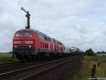 215 908 passiert gerade mit einer Schwestermaschine das Esig von Klanxb�ll. An der Kupplung dr�ckt ein Syltshuttle auf dem Weg nach Nieb�ll. 