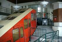 Wagen 1 in der Bergstation, die die Z�ge der F�nfziger Jahre trug - es ist eine Andeutung der Mechanik zu erkennen, die, ebenso wie die Steuerung, wirklich museumsreif war - es ist ein kleiner Teil davon in einer privaten Sammlung erhalten. Die Bergstation hier im Bilde, immerhin von der Hand eines Prachensky, wurde nach der Einstellung der Bahn umgehend geschleift, um der Bergstation der Neuen Hungerburgbahn, die mit der Klassischen eben genau die Lage der Bergstation gemeinsam hat, Platz zu machen. 17. Feber 2005 kHds