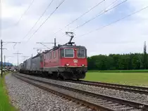 SBB - Re 4/4 11328 mit Re 6/6 620 086-9 mit Güterzug unterwegs bei Uttigen am 14.05.2015 