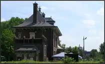 Das Bahnhofsgebäude von Schin op Geul in Südlimburg/NL war am 25.Juni 2015 ein willkommendes Motiv.Hier befindet sich ein nettes Restaurant. Der Keilbahnhof liegt sowohl an der Strecke Heerlen - Maastricht,als auch an  der ehemaligen Bahnstrecke von Simpelveld. Hier halten heute die Museumszüge der ZLSM. 