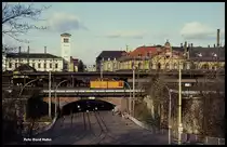 Über der Unterführung im HBF Erfurt rangierte am 21.11.1990 106832 einige Personenwagen der DR.