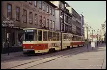 Tatra Tram Wagen 408 auf der Linie 5 in der Innenstadt von Erfurt am 21.11.1990.
