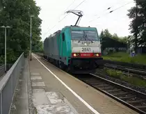 Die Cobra 2841 kommt als Lokzug die Kohlscheider-Rampe hoch aus Richtung Neuss und fährt in Richtung Aachen-West und fährt durch Kohlscheid in Richtung Richterich,Laurensberg,Aachen-West. An einem schönem Sommermorgen vom 25.6.2015. 