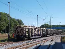 Die mit Holz beladenen Snps-Wagen wurden,am 26.Juni 2015,in Bergen/Rügen für die Abfahrt bereit gestellt.Da zum Zeitpunkt meiner Aufnahme es kurz nach 08:00 Uhr Morgen`s war,dauerte die Abfahrt bis zum Abend da noch einige Wagen beladen wurden.