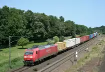 145 053 mit KM 50456 (Maschen Rbf–Bremerhaven-Speckenb�ttel) am 09.07.2013 in Lauenbr�ck