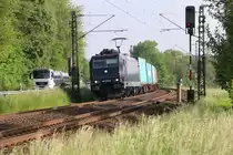 185 570-9 war am 22.05.2014 mit Containerzug in Richtung Süden unterwegs. Aufgenommen zwischen Eschwege West und Wehretal-Reichensachsen.