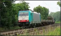 Die belgische 2811 (Cobra) legt sich mit ihren Güterzug bei Rimburg in den Gleisbogen. Bildlich festgehalten an der Kbs 485 am 27.Juni 2015.