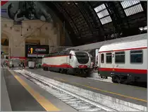 Das schöne an Kopfbahnhöfen: an jedem Ende des Zuges ist (meist) eine Lok zu sehen und zu fotogarfieren - FS E 402 122 in Frecciabianca Farbgebung in Milano Centerale. 
22. Juni 2015