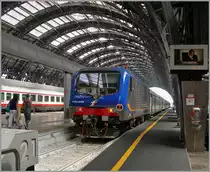In der Lombardei hat die Trenord praktisch den gesamten Regionanlverkehr übernommen. Trotzdem kommen wenige Trenitalia Regionalzüge aus anderen Regionen bis nach Milano Centrale, so wie z.B. diese E 464 690 in neuen TI-Regionalzugfarben mit einem Regionazug von Verona. 
22. Juni 2015
