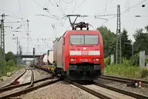 Durchfahrt am 23.07.2014 von 152 008-9 mit einem Containerzug in RIchutng Süden in Müllheim (Baden).