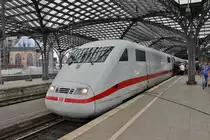 Bild 092:
Am 13.06.2015 war ICE-Tz 0156  Heppenheim/Bergstraße  als ICE 1028 von Nürnberg nach Hamburg unterwegs. Hier zu sehen ist der  zählende Kopf  401 056-7 beim Halt in Köln Hbf