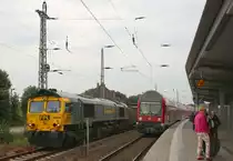 27.6.2015 Bernau (bei Berlin), FPL 66006/3650 005-3 mit Ganzzug wird vom RE 3 überholt.