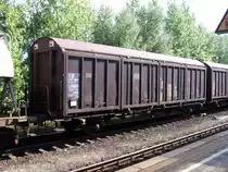 Sieht aus wie ein Einzelwagen, ist aber ein kurzgekuppeltes Pärchen: Hirrs 007 von Green-Cargo mit der Nummer 23 RIV 74 GC 2921 487-5. Die SJ hat solche Wagen auch solo unterwegs. Aufgenommen in Braunschweig 13.8.2008.