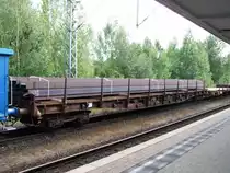 Langer Flachwagen der CFL , Nr. 81 82 351 0 108-1 CFL Rbs  (Zeichen b wegen  größerer Ladelänge als der Standard-Vierachser - Ladelänge 238,m und Lüp 25,24m).  Beladen mit Stahlprofilen trotzdem in leichter Überlänge. Eingestellt einen gemischten Güterzug, Braunschweig Hbf. 13.8.2008