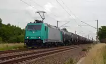 185 577 der IGE rollte am 21.06.15 mit einem Kesselwagenzug durch Greppin Richtung Dessau.