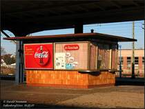 Relikt aus einer anderen Zeit, der Kiosk am Gleis 2/3 im Bf Falkenberg/Elster, steht trotzig an seinem Platz. Nachdem ihm kurz vor der Wende neues Leben eingehaucht wurde, ruht nach einigen Jahren Nutzung nun wieder der Verkauf, die Kaufkraft fehlt halt heute. 18.02.07