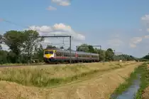 Triebzug 372 (AM80 Break) als IC2638 Hasselt - Antwerpen-Centraal hat soeben den Haltepunkt Schulen verlassen und wird in wenigen Minuten Diest erreichen. Hier aufgenommen am 27/06/2015 zwischen Schulen und Lummen-Linkhout.