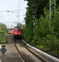 Ein Nachschuss von der 111 096 DB kommt als Lokzug aus Richtung Herzogenrath,Kohlscheid,Richterich,Laurensberg und fuhr durch Aachen-West und fuhr in Richtung Aachen-Schanz,Aachen-Hbf. Aufgenommen vom Bahnsteig in Aachen-West. Bei Sonne und Wolken am Nachmittag vom 26.6.2015. 