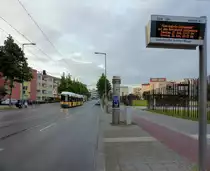 Berliner Impressionen: einst so schrecklich, heute so friedlich - Wagen 2017 an der Mauer-Gedenkstätte; die einstige Mauer ist heute mit Pfählen markiert. 23.Juni 2015. 