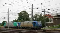 185 535-2 und 186 132 beide von Crossrail stehen in Aachen-West.
Aufgenommen vom Bahnsteig in Aachen-West. 
Bei Sonne und Wolken am Nachmittag vom 26.6.2015.