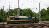 Die Class 66 29002 von Crossrail steht mit Motor und Licht an  in Aachen-West.
Aufgenommen vom Bahnsteig in Aachen-West. 
Bei Sonne und Wolken am Nachmittag vom 26.6.2015.