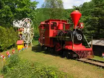Die Westernparkeisenbahn am 10.06.2015 im Zwergenpark in Trusetal.