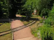 Der Bahnübergang der Westernparkeisenbahn am 10.06.2015 im Zwergenpark in Trusetal.